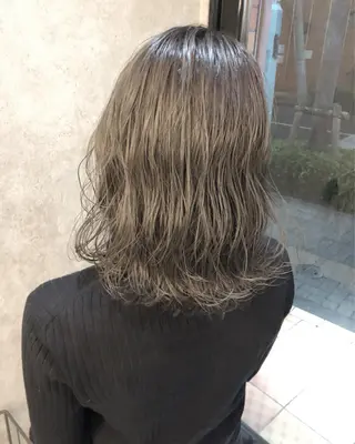 ミディアム パーマ 顔周りレイヤーカット ブリーチminamiのヘアスタイル