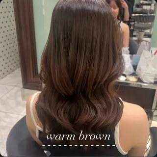 セミロング カラー コテ巻きパーマ💙 シノヤユイのヘアスタイル