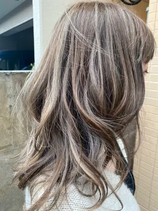 セミロング ハイライト×レイヤー 🖤木津谷のヘアスタイル