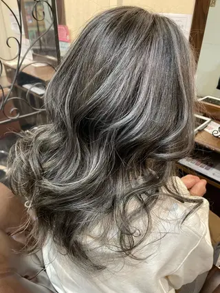 セミロング カラー 西宮ハイトーンカラー ひらり💜のヘアスタイル