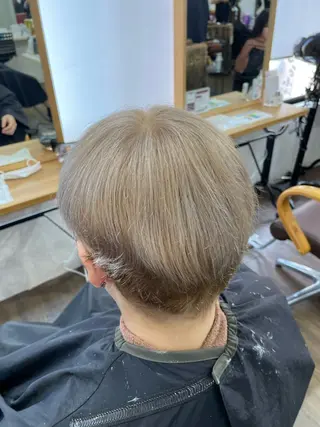 ショート 横浜🦋ハイトーン 🫐シャドウルーツのヘアスタイル