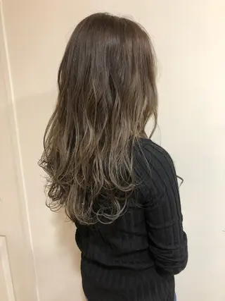 ロング カラー MIOベージュカラー 柔らかいカラーのヘアスタイル