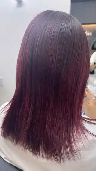 ミディアム 💕透明感赤味カラー ぱっつんボブ🩷のヘアスタイル