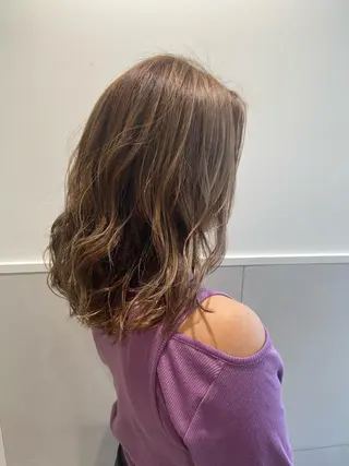セミロング カラー 小栗 麻衣のヘアスタイル
