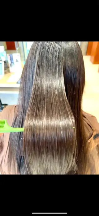 ロング EARTH岩楯 優貴のヘアスタイル