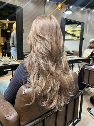 ロング カラー ミルクティーベージュ ブリーチ 店長 清水のヘアスタイル