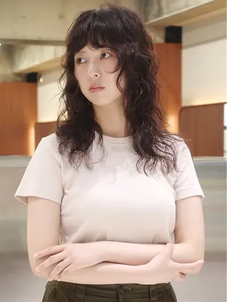 ミディアム パーマ (h)wim ウィムのヘアスタイル