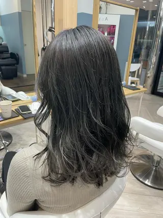 ミディアム 亀山 由里菜のヘアスタイル