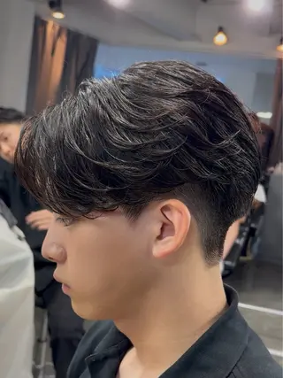 パーマ メンズ 梅田/センターパート 山下学偉のヘアスタイル