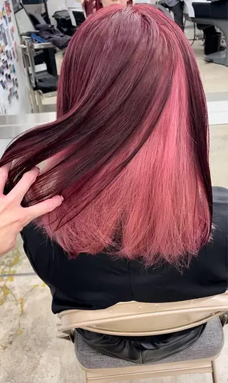 セミロング カラー インナーカラー 推し ブリーチ  髪質改善のヘアスタイル