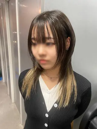 ミディアム ウルフカット レイヤーカットのヘアスタイル
