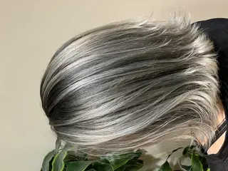 ミディアム カラー ハイトーン得意😍 Lumiereのヘアスタイル