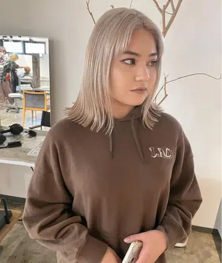 セミロング カラー ✨艶ブリーチカラー ✨四ノ宮裕己のヘアスタイル