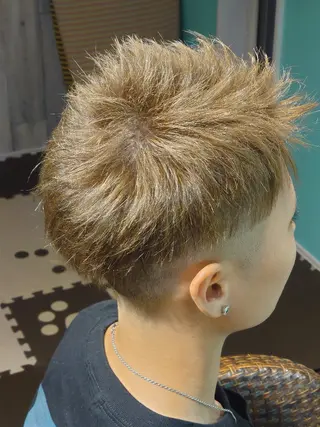 ショート カラー 伊藤 新のヘアスタイル