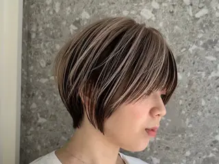 ショート ハイトーン💎 ホワイトベージュ坪谷のヘアスタイル