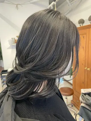 ミディアム カラー インナーカラー 推し ブリーチ 髪質改善のヘアスタイル