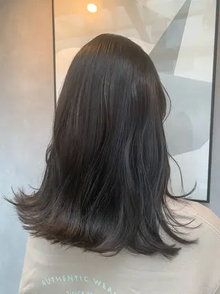セミロング 河上 麻衣/白髪ぼかしのヘアスタイル