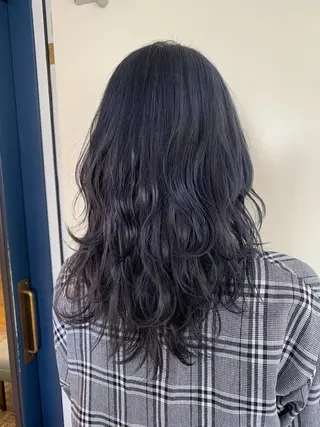 セミロング カラー パーマ ハイトーンカラー🤍 山下 優華のヘアスタイル