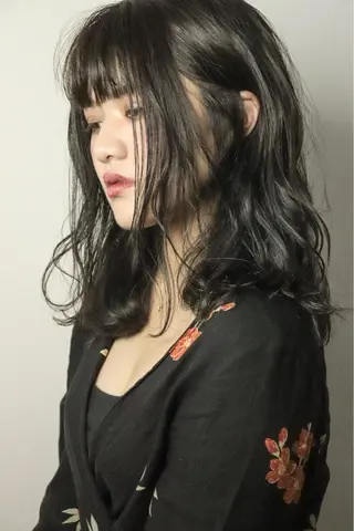 ミディアム 佐山 眞紀のヘアスタイル