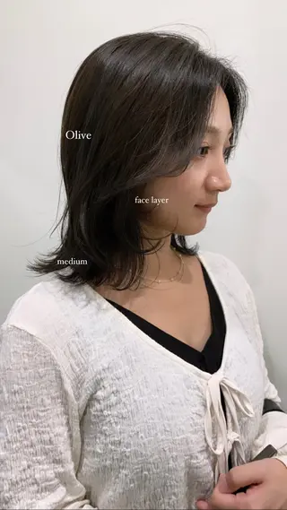 ミディアム カラー 落合希 Olivebeigeのヘアスタイル