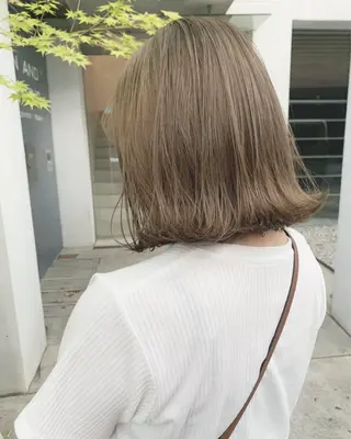 ミディアム カラー マツエク・マツパ ハイトーンボブ 前田 表参道　グレージュのヘアスタイル
