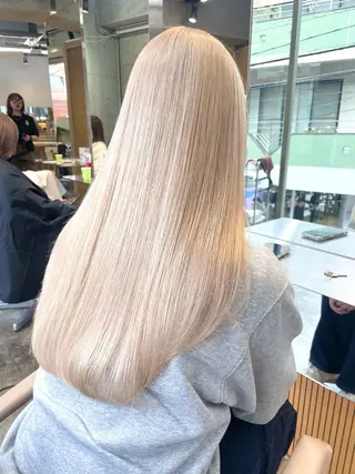 セミロング ハイトーン💎 ホワイトベージュ坪谷のヘアスタイル
