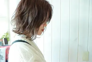 ミディアム 佐山 眞紀のヘアスタイル