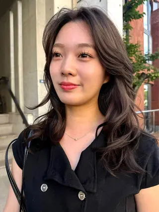 セミロング レイヤーカット\ウル フ　chinatsuのヘアスタイル