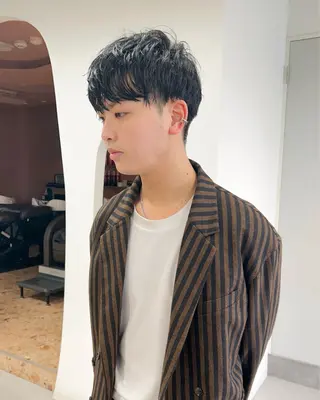 メンズ ダブルカラー,透け カラーHINARIのヘアスタイル
