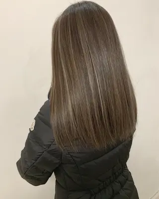 ミディアム カラー レイヤーカット 西村あきやのヘアスタイル
