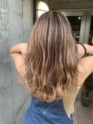 ロング カラー ミルクティーベージュ ブリーチ 店長 清水のヘアスタイル