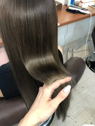 ロング Aujua ソムリエ 勝又舞夏のヘアスタイル