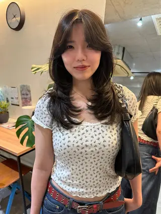 ミディアム レイヤーカット\ウル フ　chinatsuのヘアスタイル