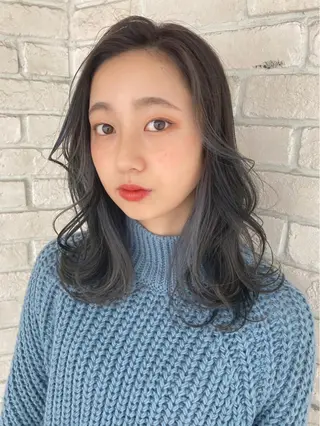 セミロング あやか 白髪ぼかしハイライトのヘアスタイル