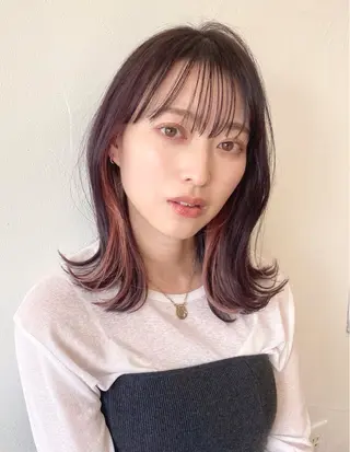 ミディアム カラー Nina by Babyloneのヘアスタイル