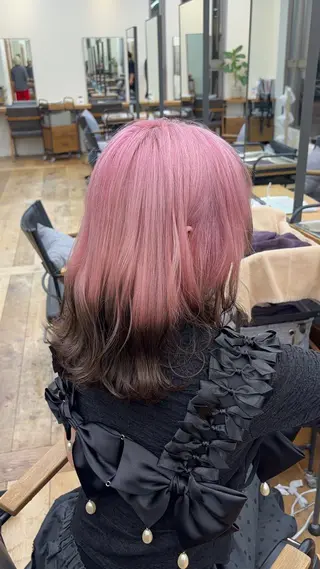 カラー 小山 綾奈 ロングカットのヘアスタイル