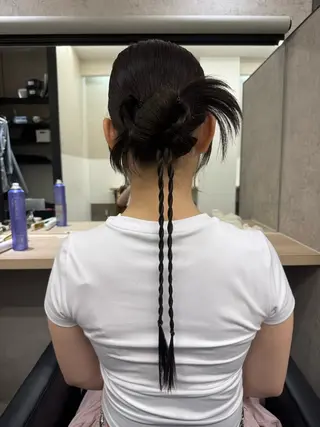 ロング 透明感/オリーブ ハイトーン×レイヤーのヘアスタイル