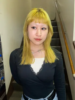 セミロング カラー mio ／ハイトーンのヘアスタイル