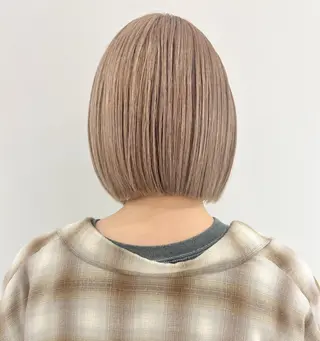 ショート カラー ミルクティーベージュ /ブリーチ/Wカラーのヘアスタイル