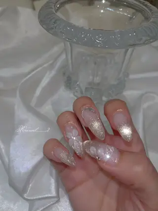 ネイル 𝘙𝘪𝘰𝘯𝘢 ...🕯🤍のネイルデザイン