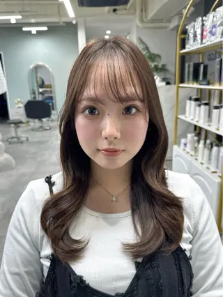 セミロング 韓国風 白髪ぼかし NAOTOのヘアスタイル
