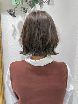 ミディアム 透明感オリーブ🫒/ ブリーチなしWカラーのヘアスタイル