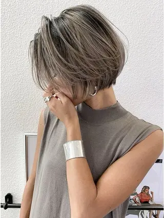 ショート 𝑪𝒐𝒍𝒐𝒓 *𝒆  ［コロレ］のヘアスタイル