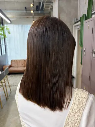 セミロング しの／酸性ストレート ／カラーのヘアスタイル
