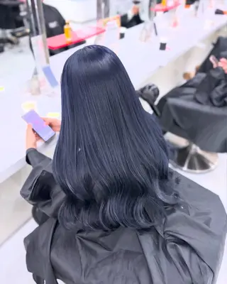 ロング カラー 🩵色落ち可愛い 寒色カラー🩵のヘアスタイル