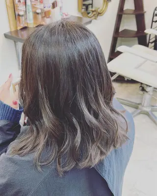 ミディアム カラー あるす 美容室のヘアスタイル