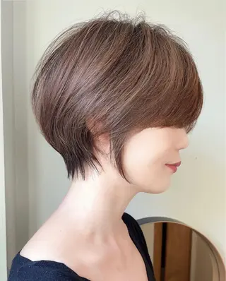 ショート バタフライレイヤー/ ニシトモユキのヘアスタイル