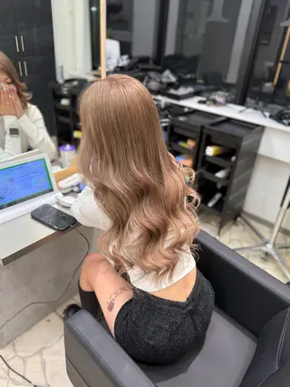 カラー ミルクティーベージュ MAIのヘアスタイル