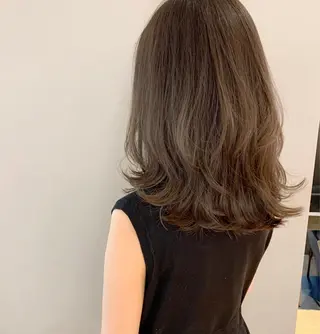 セミロング カラー 澤村 志織のヘアスタイル