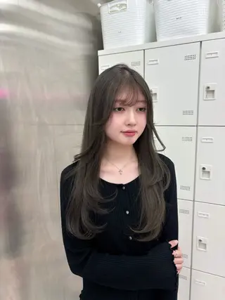セミロング カラー 抜け感レイヤー︴ ニュアンスカラーのヘアスタイル